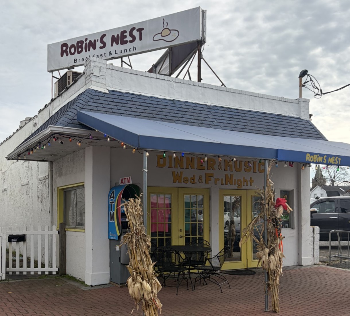 Robin's Nest Breakfast & Lunch